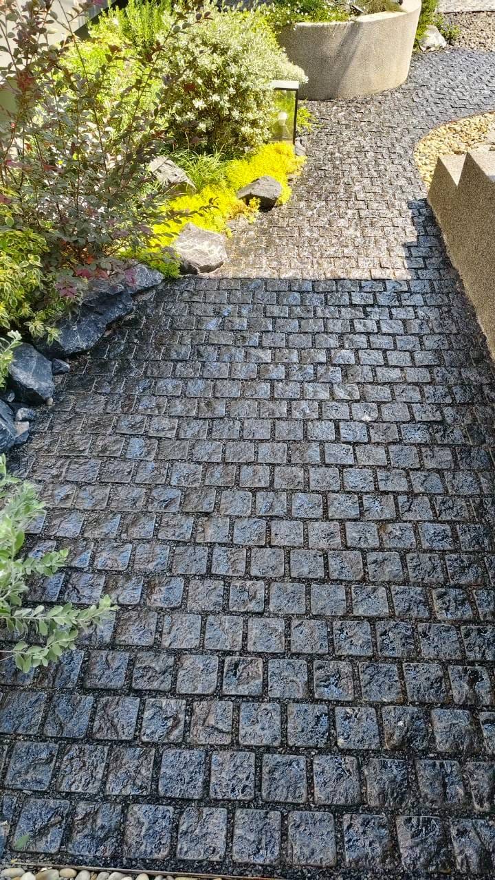 หินลูกเต๋าปูพื้น COBBLESTONE แบบแผ่นสำเร็จ MODERN DECOR ผิวธรรมชาติ ข้างตัดเรียบ โม่ลบมุม 50X55X3 ซม. หินธรรมชาติแกรนิตสีดำ ลายเรียงสลับ_3